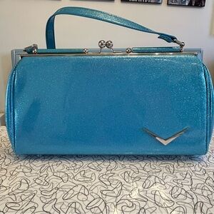 🩵🩵🩵 Beautiful vintage style Lux de Ville cruiser purse in baby blue glitter